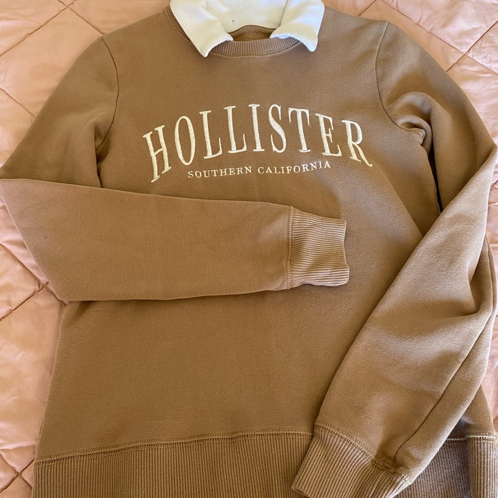 Hollister Tan Crewneck with White Collar